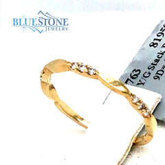 14 Karat Yellow Gold Ring with 9 Diamonds - Sz. 6