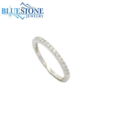 14KWG Shared Prong Diamond Band - Size 6.