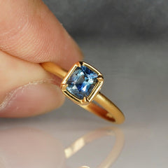 14K Yellow Gold Ring with a 0.89 Carat Teal Blue Green Sapphire - Size 6.25
