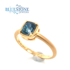 14K Yellow Gold Ring with a 0.89 Carat Teal Blue Green Sapphire - Size 6.25