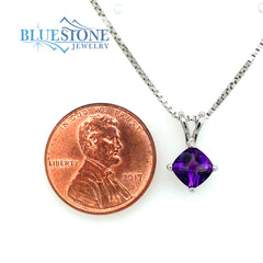 14 Karat White Gold Pendant with One 6mm Cushion Cut Amethyst.
Chain